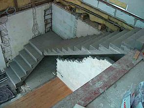 Hausaufstockung (darunter Kellertreppe)
